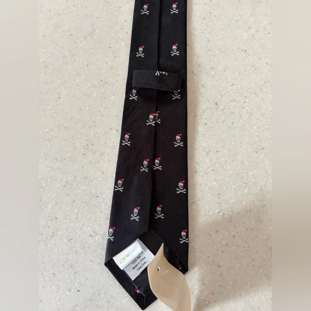 NWT Crewcuts Silk Black & Red Skull Crossbones Santa Christmas Tie. Sz. 42.